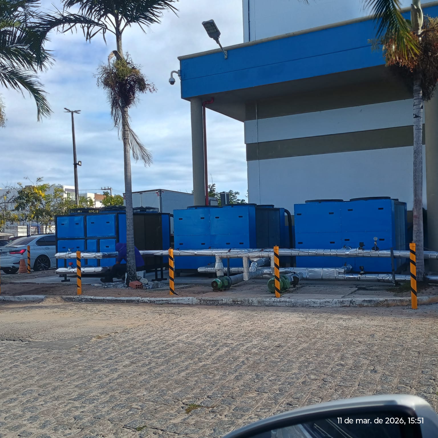 Conjunto de chillers azuis conectado a tubulações isoladas