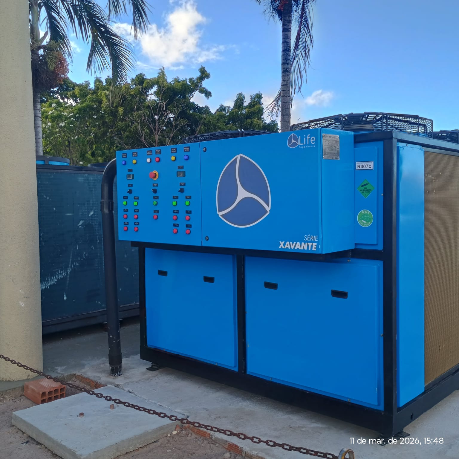Chiller azul Life série Xavante com painel de comando