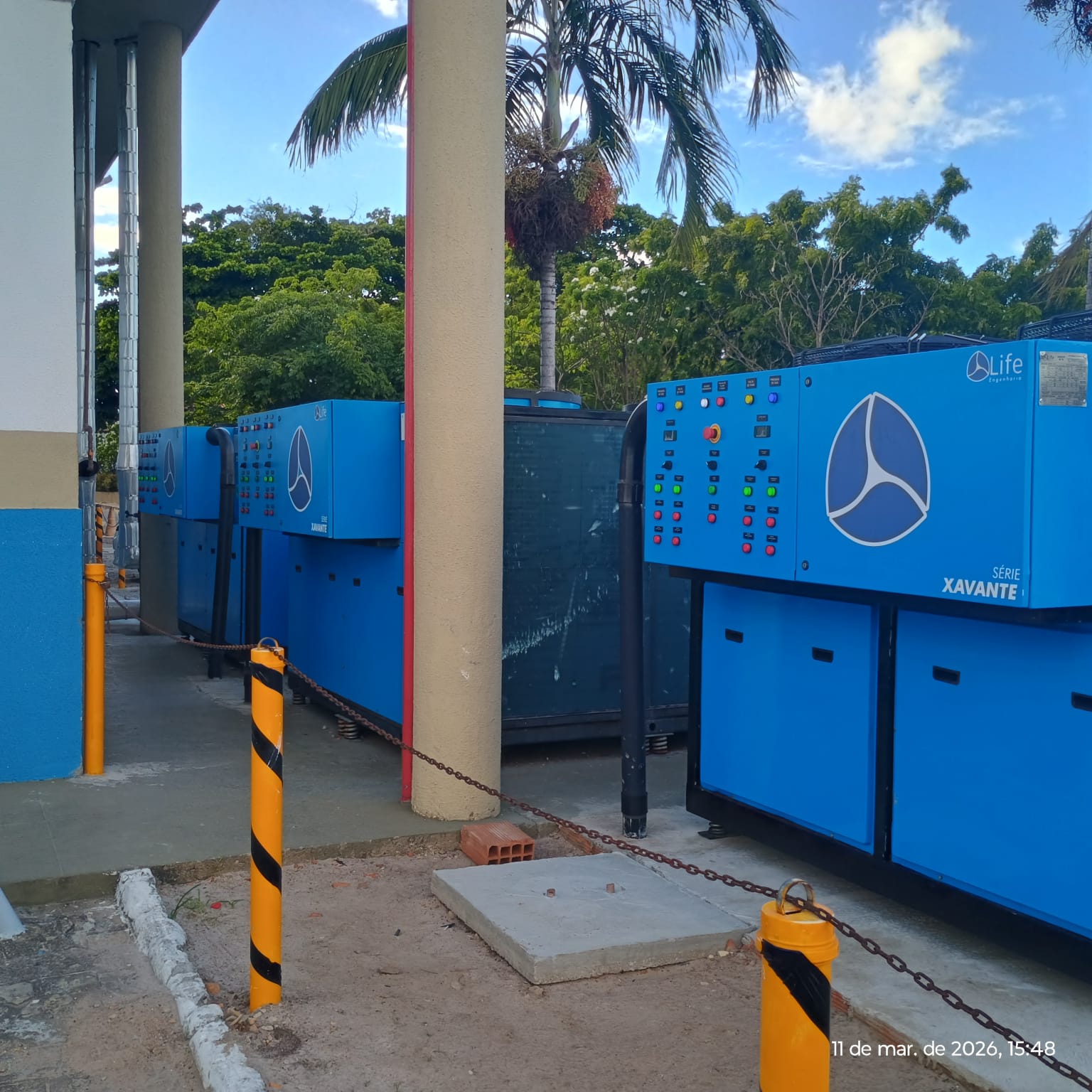 Painéis de comando instalados nos chillers Life