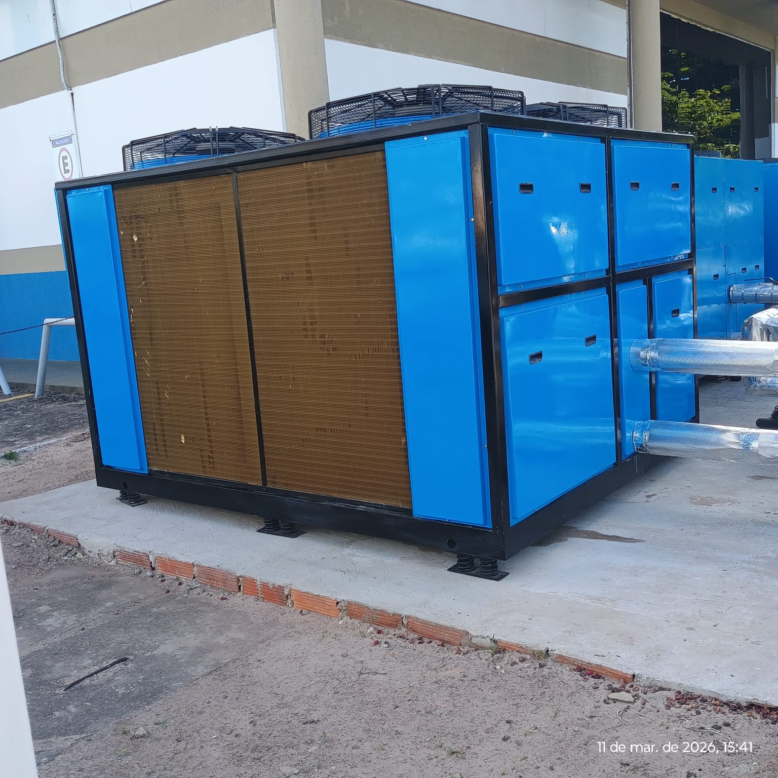 Chiller Life com serpentinas, ventiladores e tubulações em instalação externa